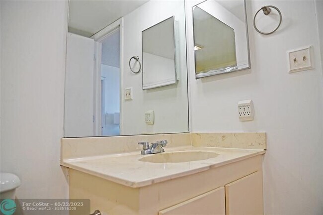 Building Photo - 525 N Ocean Blvd