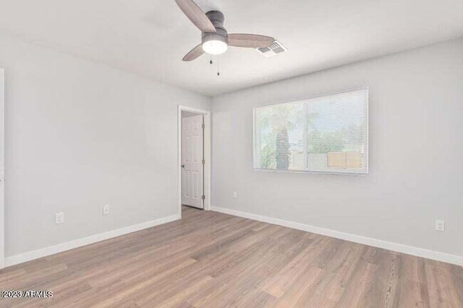 Building Photo - 1624 W Geneva Dr