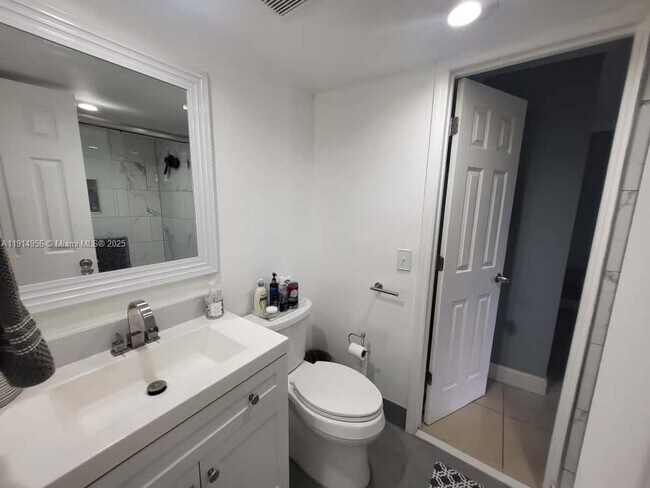 Building Photo - 960 N Franklin Ave