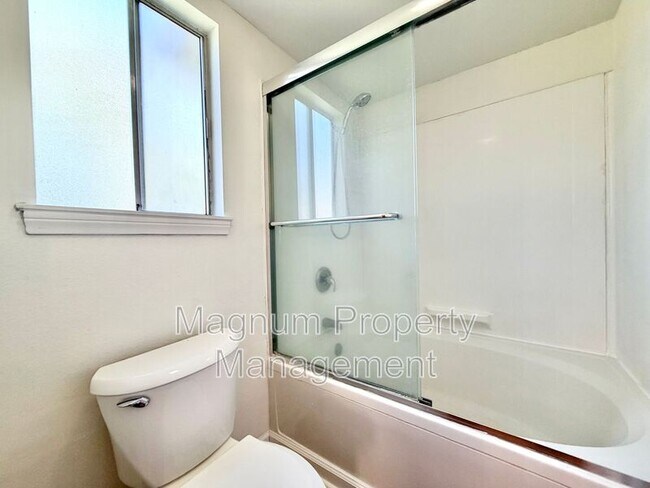 Building Photo - 45680 Clubhouse Dr