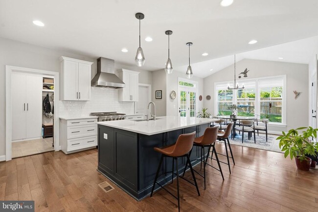 Building Photo - 2516 Villanova Dr