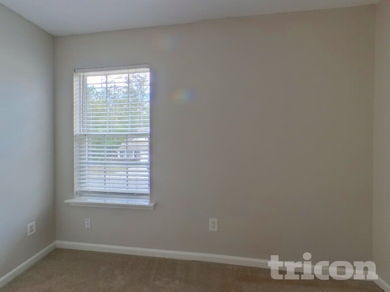 Building Photo - 381 Valley Heights Ln