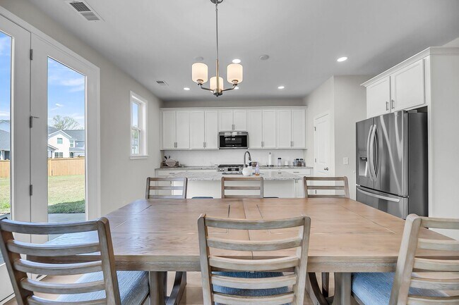 Building Photo - Beautiful 3 bedroom 2.5 bathroom two story home available in North Charleston!
