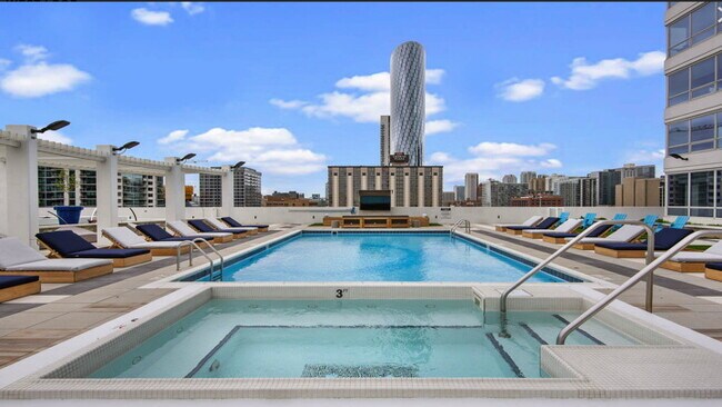 Building Photo - 315 S Halsted St