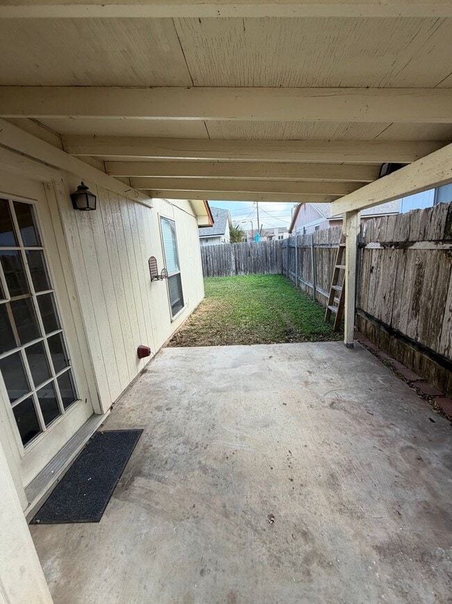 Building Photo - 2/2 with backyard (llarda)