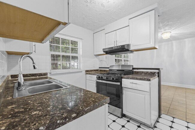 Building Photo - 307 Essex Dr