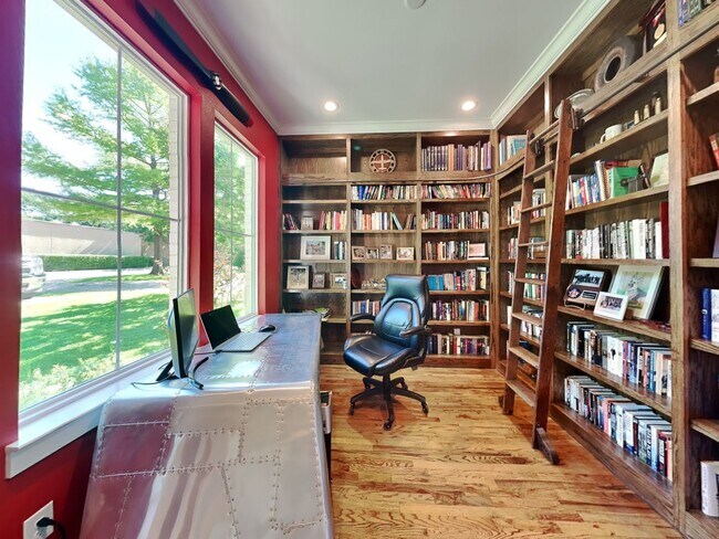 Building Photo - IMMACULATE HOME IN UNIVERSITY HEIGHTS! UPD...