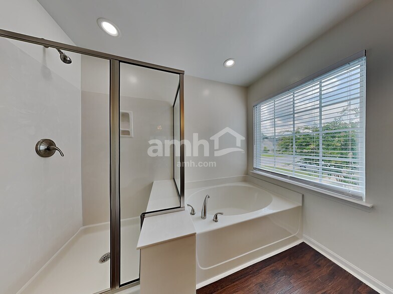 Building Photo - 1575 Pondhaven Dr