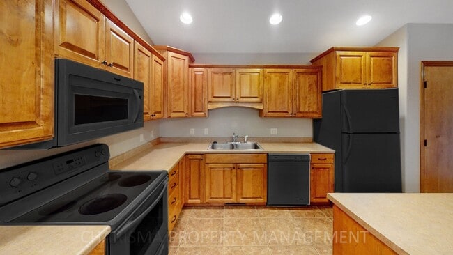 Building Photo - 3 BD, 2.5 BA TOWNHOME, DOUBLE ATTACHED GARAGE, PET FRIENDLY, WALK OUT DECK, LOTS OF SPACE!