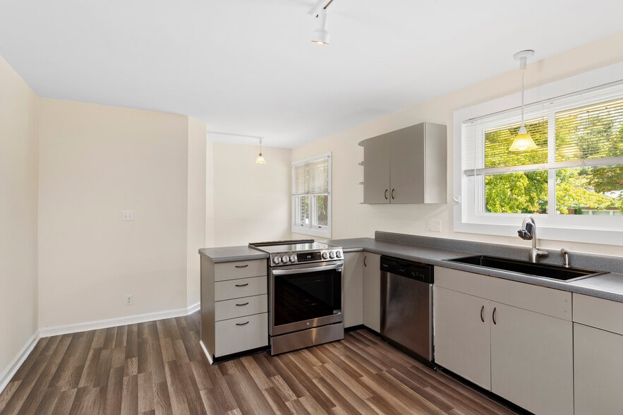Kitchen with breakfast nook - 1111 Cherokee Dr
