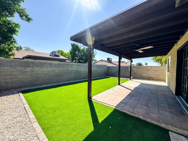 Building Photo - "Newly Updated 3-Bedroom Duplex with 2 Ful...