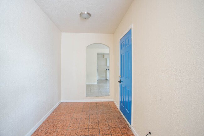 Building Photo - CLEAN CUTE SOUTH VALLEY 3 Bedroom  2 Bath