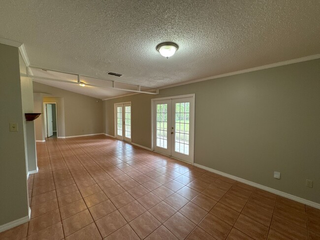 Building Photo - Spacious and beautiful 3 Bedroom Home!