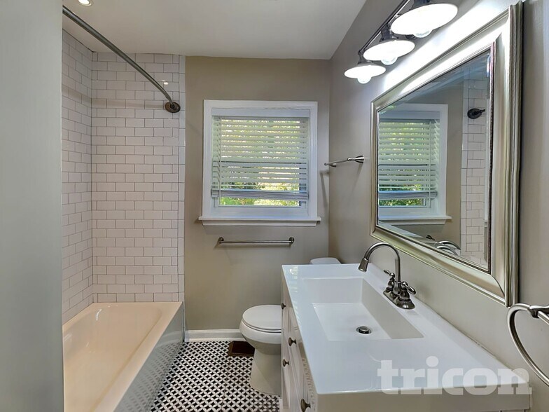 Building Photo - 2001 E Lake Dr