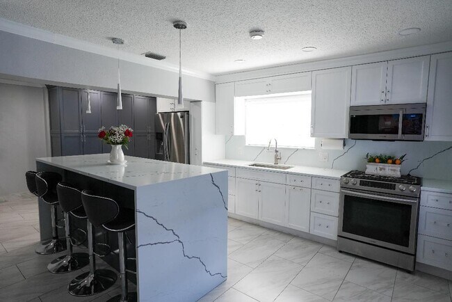 Building Photo - 448 Alemeda Dr