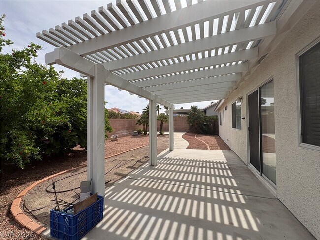 Building Photo - 688 Pansy Pl