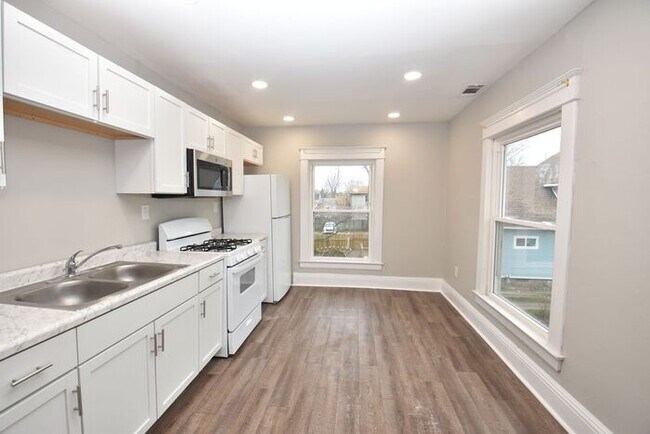 Building Photo - Spacious Downtown Mishawaka Apartment