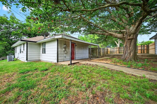 Building Photo - 701 E Morton St