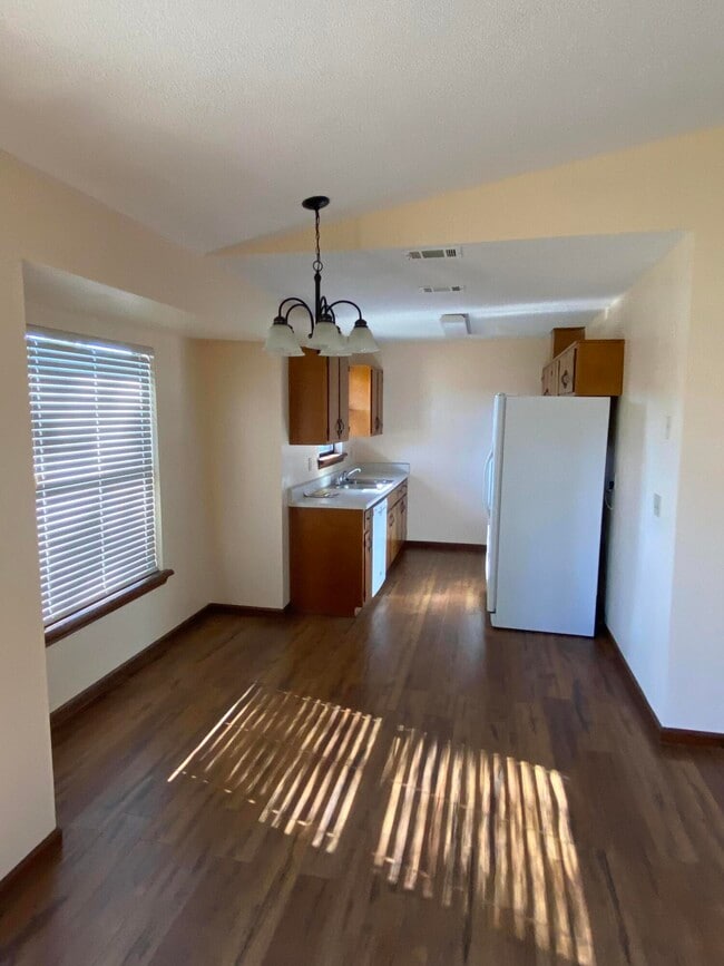 Building Photo - 413 Joellen Ln
