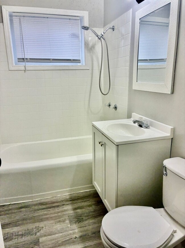 Building Photo - Gorgeous 3bed 1bath Single family house