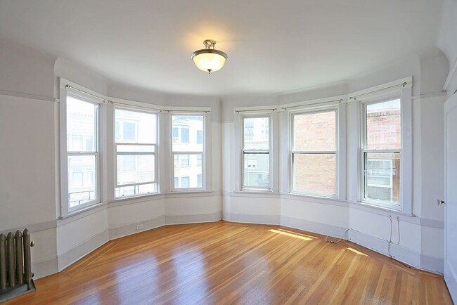 Building Photo - Top, third floor 2BR/1BA on Nob Hill class...