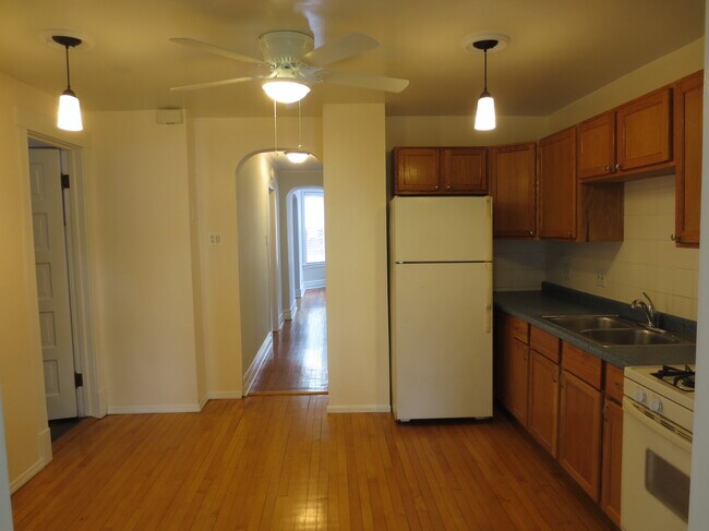 Kitchen - 2453 W Wilson Ave