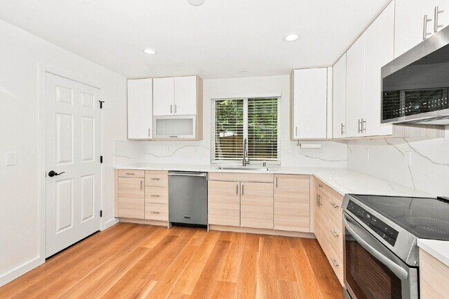 Building Photo - **FULLY REMODELED SAMMAMISH HOME WITH HUGE FENCED YARD!** AVAILABLE NOW FOR RENT!!!