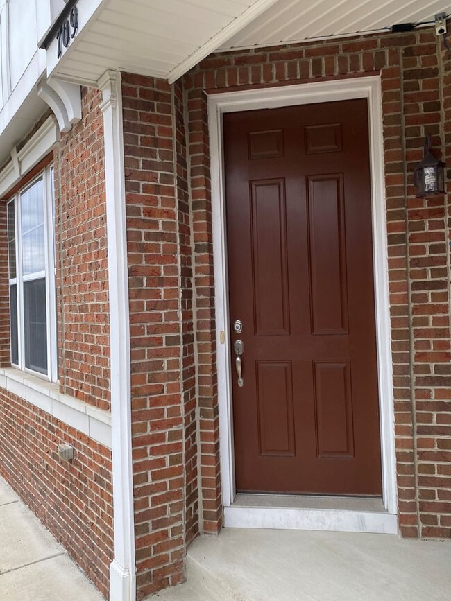 Building Photo - Stunning 3 Bedroom Townhouse in Gaithersburg!