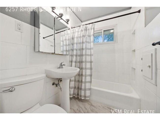 Building Photo - 50% Off February Rent! 4 Bed - 2 Bath Broo...