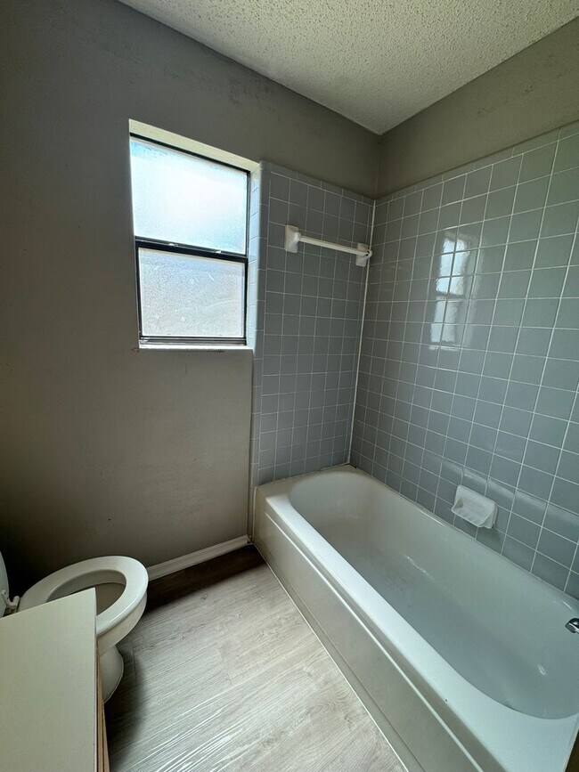 Building Photo - 3 bedroom 2 bath Refreshed