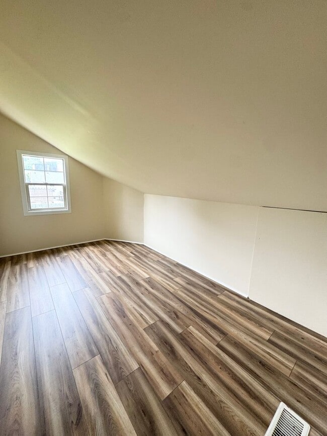 Building Photo - Spacious Two Bedroom Home! Available Now!