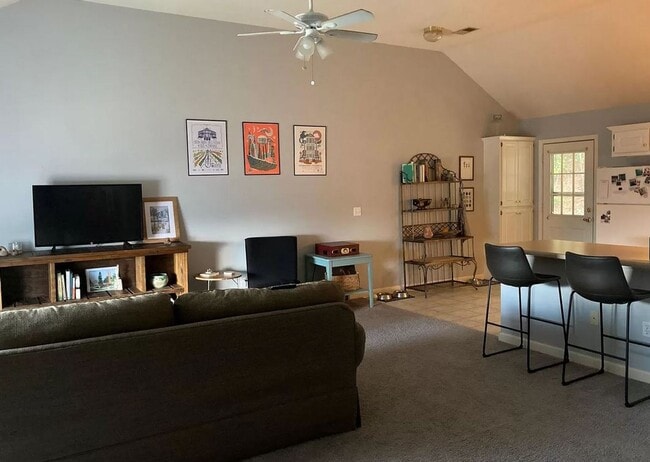 Building Photo - 2 Bedroom 2 Bath Located 1 Mile From Campus!!