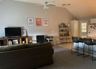 Building Photo - 2 Bedroom 2 Bath Located 1 Mile From Campus!!