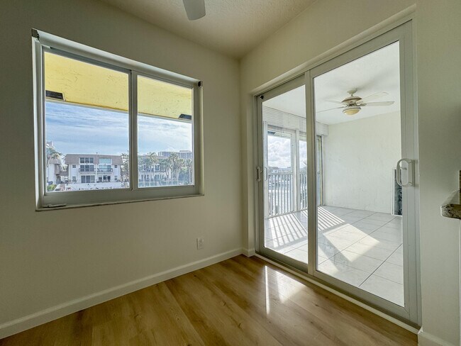 Building Photo - 1110 Bel Air Dr