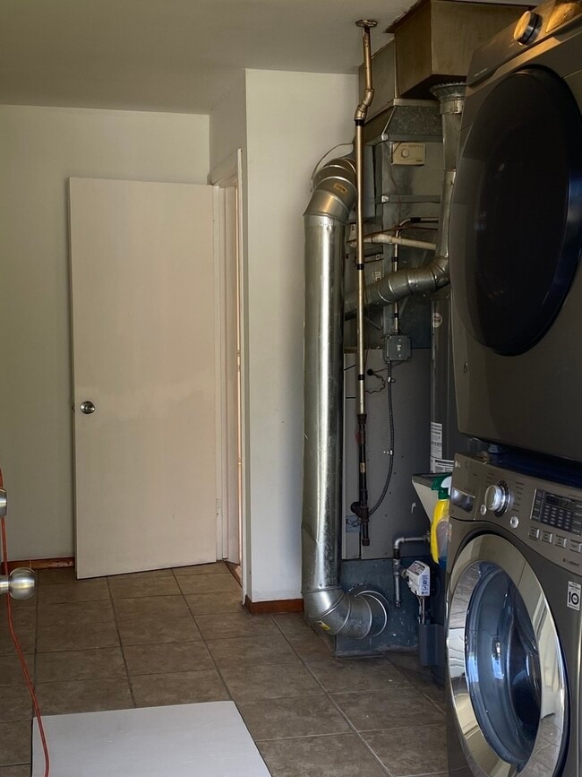 Building Photo - 9029 Sproat Ave