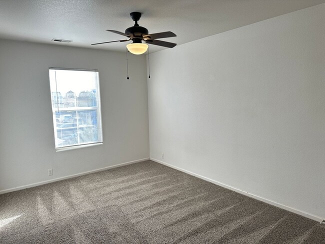 Building Photo - SPACIOUS 3BD/2.5BA TOWNHOME at THE BLUFFS ...