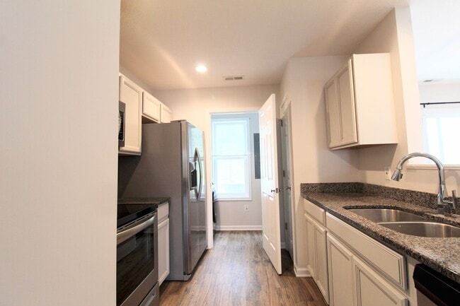 Building Photo - Spacious 3-Bed, 2.5-Bath Townhome Availabl...