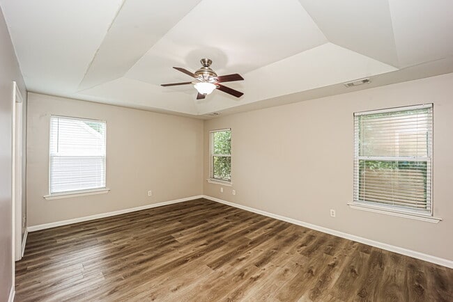 Building Photo - 2080 Valley Creek Dr