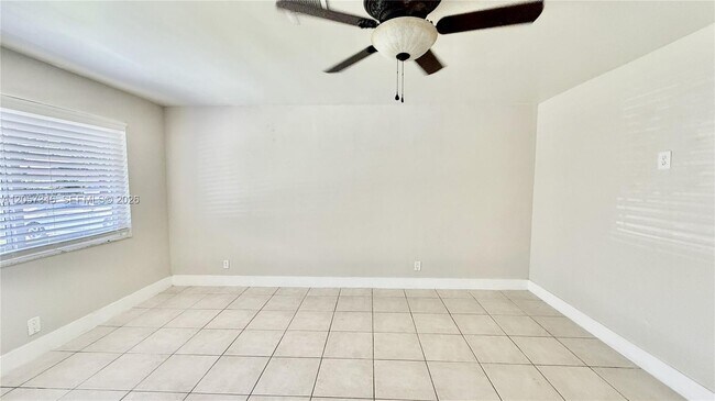 Building Photo - 320 Holloway Dr