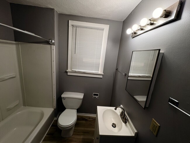 Building Photo - Charming 5-Bed Home Near Campus with Updat...