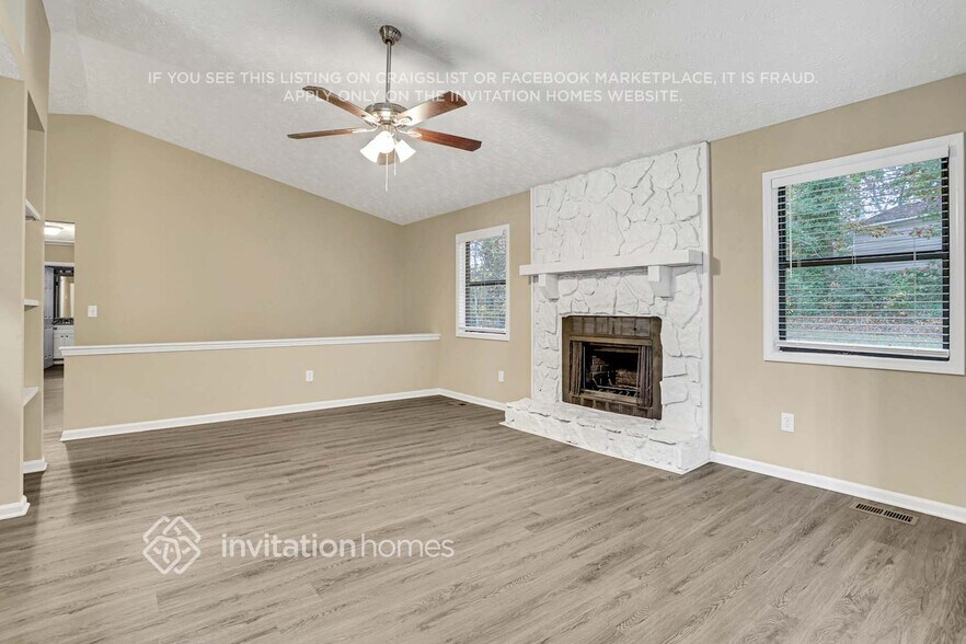 Building Photo - 4040 Maxanne Dr NW