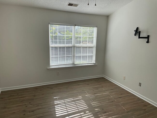 Building Photo - Cozy Two Bedroom Condo Close to Ft. Jackson!
