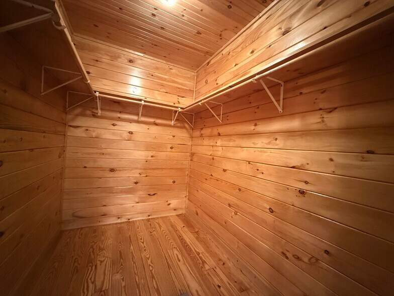 Building Photo - 303 Pine Ln