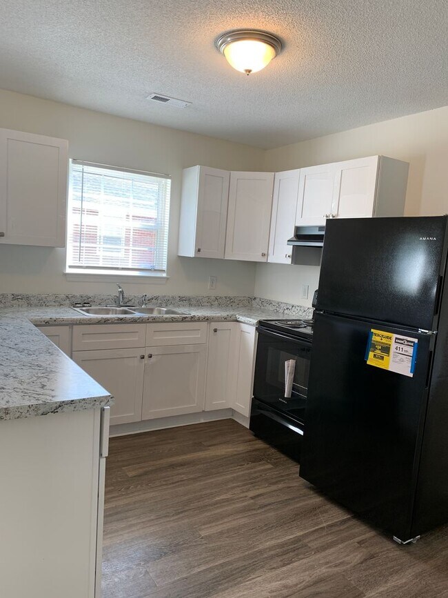 Building Photo - 3 Bedroom 2 Bath House on Hillsdale Drive