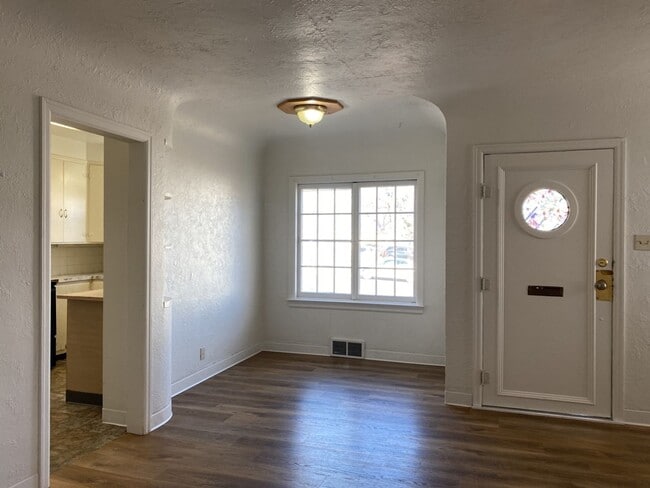 Building Photo - 2 Bed / 2 Bath Home - Close to UNC