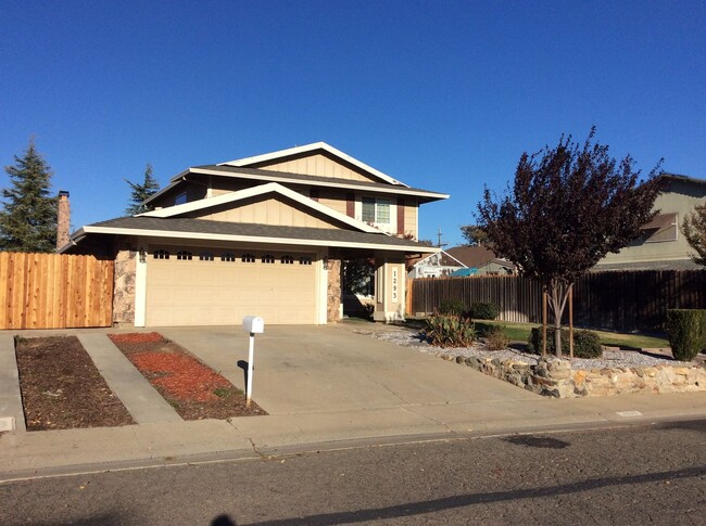 Primary Photo - LARGE 5-bedroom 3 bath home in a great loc...