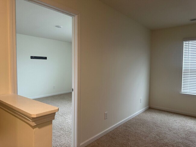 Building Photo - MUST SEE! Beautiful 3 bedroom, 2.5 bath 2 story home with fenced back yard! $2500 per month