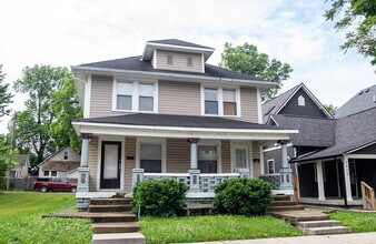 Building Photo - "Charming 3-Bed Duplex Retreat on E Ohio S...