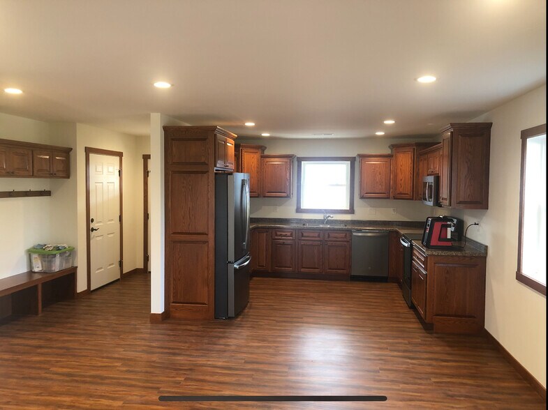 Building Photo - 1402 Maple Dr