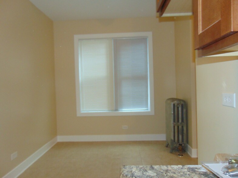 Building Photo - 7506 S Vernon Ave